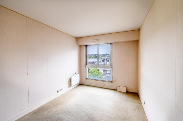 A rénover, dernier étage avec balcon et vues, 2 ou 3 chambres.