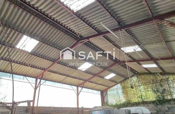 Plusieurs options pour cette demeure, la possibilité d'un appartement ou local indépendant de 35m2 + 160m2 de hangar pour mécanique, entrepôt de stockage, camping car ou autres + un emplacement idéalement situé aux portes de tout Châtellerault...