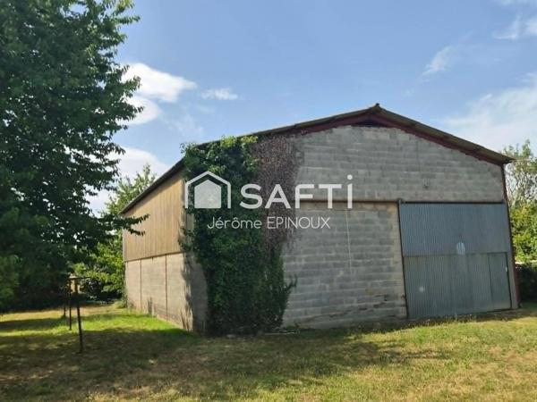 Plusieurs options pour cette demeure, la possibilité d'un appartement ou local indépendant de 35m2 + 160m2 de hangar pour mécanique, entrepôt de stockage, camping car ou autres + un emplacement idéalement situé aux portes de tout Châtellerault...