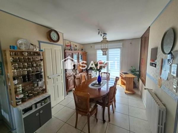 Plusieurs options pour cette demeure, la possibilité d'un appartement ou local indépendant de 35m2 + 160m2 de hangar pour mécanique, entrepôt de stockage, camping car ou autres + un emplacement idéalement situé aux portes de tout Châtellerault...