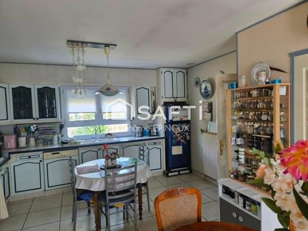 Plusieurs options pour cette demeure, la possibilité d'un appartement ou local indépendant de 35m2 + 160m2 de hangar pour mécanique, entrepôt de stockage, camping car ou autres + un emplacement idéalement situé aux portes de tout Châtellerault...