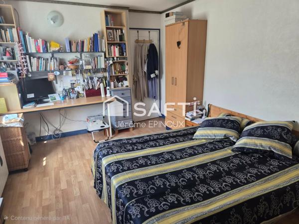Plusieurs options pour cette demeure, la possibilité d'un appartement ou local indépendant de 35m2 + 160m2 de hangar pour mécanique, entrepôt de stockage, camping car ou autres + un emplacement idéalement situé aux portes de tout Châtellerault...