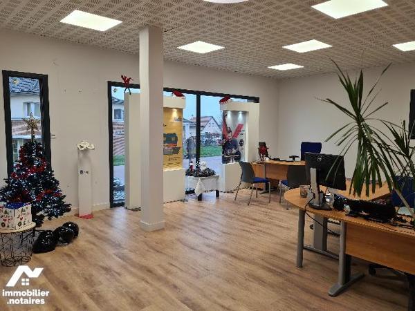 BACQUEVILLE EN CAUX, immeuble à usage mixte, professionnel et habitation d'environ 184 m².