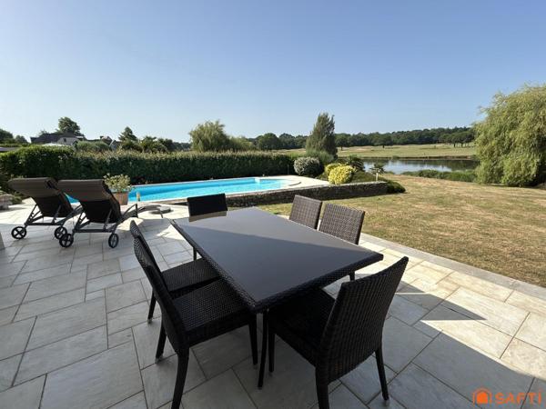 Villa aux volumes généreux  avec vue à 180 degrés sur le golf