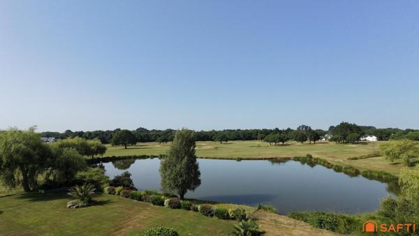 Villa aux volumes généreux  avec vue à 180 degrés sur le golf
