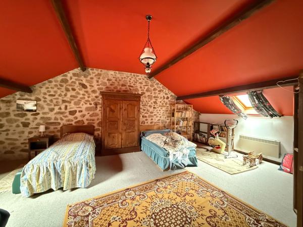 EN EXCLUSIVITE Maison 184m², 4 chambres avec dépendances sur 4396m² de terrain 149 900 €