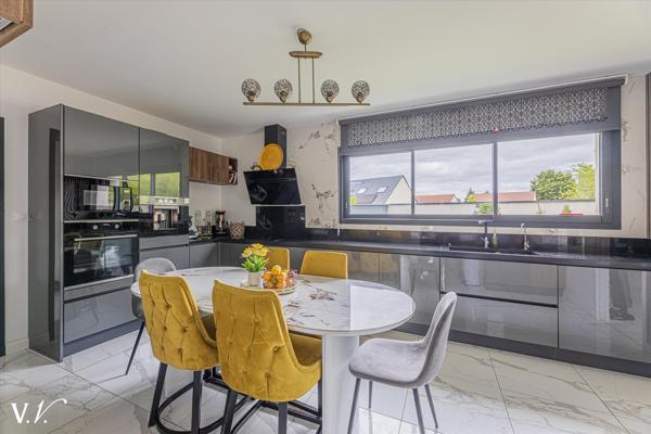 CONTEMPORAINE AVEC PISCINE -BALLAN