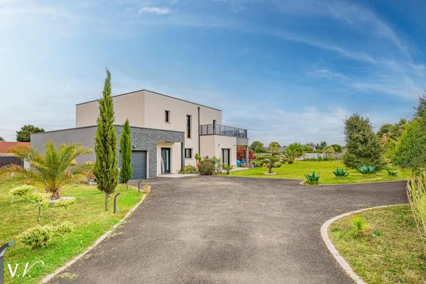 CONTEMPORAINE AVEC PISCINE -BALLAN