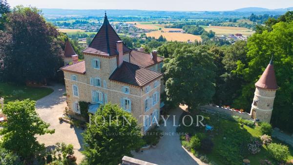 Vaste propriété de plus de 780 m² avec dépendances