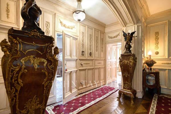 Vaste propriété de plus de 780 m² avec dépendances