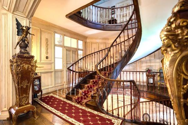 Vaste propriété de plus de 780 m² avec dépendances