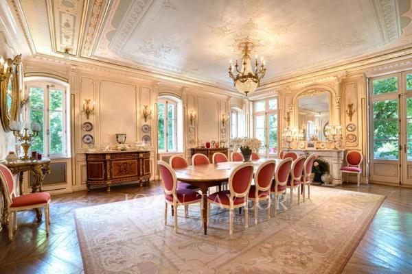 Vaste propriété de plus de 780 m² avec dépendances