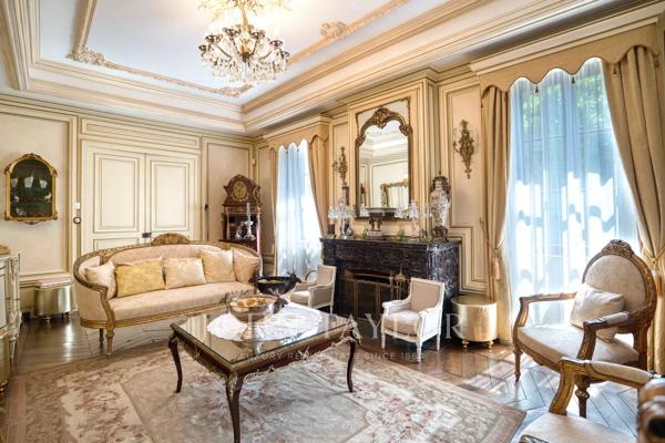 Vaste propriété de plus de 780 m² avec dépendances