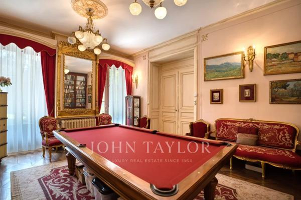 Vaste propriété de plus de 780 m² avec dépendances