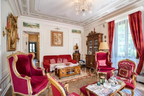 Vaste propriété de plus de 780 m² avec dépendances