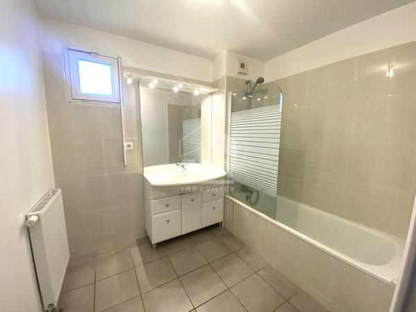 Pau - Quartier Le Hameau : appartement T3 de 70 m² avec  terrasse, parking et cave