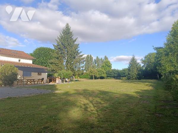 MAISON de 200 m² avec TERRAINS et DEPENDANCES