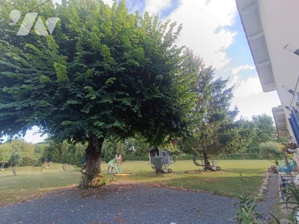 MAISON de 200 m² avec TERRAINS et DEPENDANCES