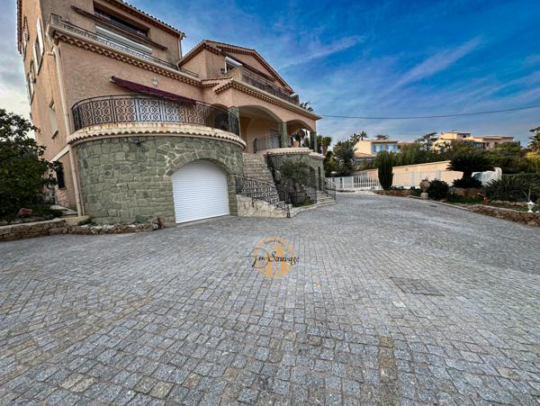 Fréjus (83370) Appartement 2 pièces rénové et meublé avec terrasse et piscine et parking privé – Saint-Aygulf