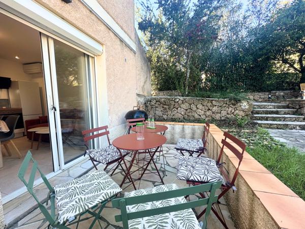 Fréjus (83370) Appartement 2 pièces rénové et meublé avec terrasse et piscine et parking privé – Saint-Aygulf