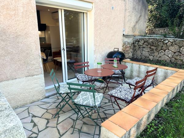 Fréjus (83370) Appartement 2 pièces rénové et meublé avec terrasse et piscine et parking privé – Saint-Aygulf