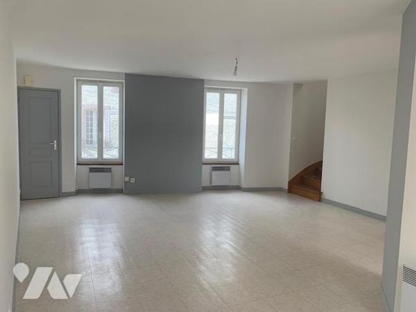 COUERON BOURG - Un ensemble immobilier comprenant deux appartements.