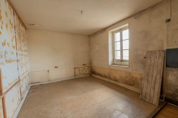 Maison à rénover – 180 m² de potentiel, atelier 60 m² et jardin