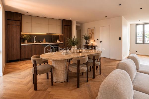 Découvrez cet appartement de type 4 pièces ( =3 chambres  ) en duplex , idéalement situé au dernier étage d’une résidence rénovée , à seulement quelques minutes du centre d’Annecy à pieds et à proximité immédiate des commodités, de la gare, des transports et des écoles.
Superficie de 85 m2 en loi carrez et 102 m2 au sol. 

Ce bien vous séduira par son cachet unique, ses prestations haut de gamme et sa rénovation complète, pensé pour allier confort moderne et sérénité au quotidien  :

	•	Agencement  fonctionnel et lumineux : une pièce de vie spacieuse avec accès sur un balcon avec vue sur le thiou , deux chambres confortables, une salle de bain contemporaine, toilettes séparés sur le premier niveau
                A l'étage, vous trouverez une superbe suite parentale+++

	•	Rénovation complète et soignée : matériaux de qualité et finitions impeccables.

	•	Résidence calme et entièrement rénovée, garantissant un cadre de vie agréable

Une grande cave est vendue avec le bien pour plus de confort. 

Possibilité de louer une ( ou plusieurs ) place de stationnement privative en face de la résidence. 

N’attendez plus pour découvrir ce bien ! 
Contact Séverine TOSI dès aujourd’hui pour plus d’informations ou pour planifier une visite privée.
