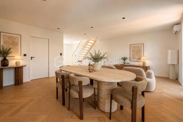Découvrez cet appartement de type 4 pièces ( =3 chambres  ) en duplex , idéalement situé au dernier étage d’une résidence rénovée , à seulement quelques minutes du centre d’Annecy à pieds et à proximité immédiate des commodités, de la gare, des transports et des écoles.
Superficie de 85 m2 en loi carrez et 102 m2 au sol. 

Ce bien vous séduira par son cachet unique, ses prestations haut de gamme et sa rénovation complète, pensé pour allier confort moderne et sérénité au quotidien  :

	•	Agencement  fonctionnel et lumineux : une pièce de vie spacieuse avec accès sur un balcon avec vue sur le thiou , deux chambres confortables, une salle de bain contemporaine, toilettes séparés sur le premier niveau
                A l'étage, vous trouverez une superbe suite parentale+++

	•	Rénovation complète et soignée : matériaux de qualité et finitions impeccables.

	•	Résidence calme et entièrement rénovée, garantissant un cadre de vie agréable

Une grande cave est vendue avec le bien pour plus de confort. 

Possibilité de louer une ( ou plusieurs ) place de stationnement privative en face de la résidence. 

N’attendez plus pour découvrir ce bien ! 
Contact Séverine TOSI dès aujourd’hui pour plus d’informations ou pour planifier une visite privée.