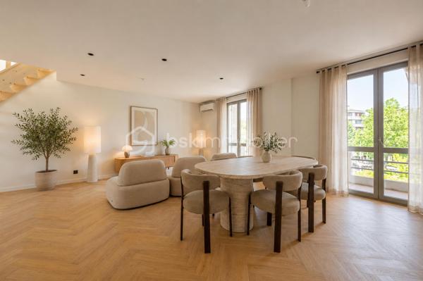 Découvrez cet appartement de type 4 pièces ( =3 chambres  ) en duplex , idéalement situé au dernier étage d’une résidence rénovée , à seulement quelques minutes du centre d’Annecy à pieds et à proximité immédiate des commodités, de la gare, des transports et des écoles.
Superficie de 85 m2 en loi carrez et 102 m2 au sol. 

Ce bien vous séduira par son cachet unique, ses prestations haut de gamme et sa rénovation complète, pensé pour allier confort moderne et sérénité au quotidien  :

	•	Agencement  fonctionnel et lumineux : une pièce de vie spacieuse avec accès sur un balcon avec vue sur le thiou , deux chambres confortables, une salle de bain contemporaine, toilettes séparés sur le premier niveau
                A l'étage, vous trouverez une superbe suite parentale+++

	•	Rénovation complète et soignée : matériaux de qualité et finitions impeccables.

	•	Résidence calme et entièrement rénovée, garantissant un cadre de vie agréable

Une grande cave est vendue avec le bien pour plus de confort. 

Possibilité de louer une ( ou plusieurs ) place de stationnement privative en face de la résidence. 

N’attendez plus pour découvrir ce bien ! 
Contact Séverine TOSI dès aujourd’hui pour plus d’informations ou pour planifier une visite privée.