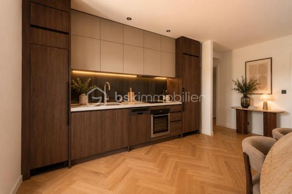 Découvrez cet appartement de type 4 pièces ( =3 chambres  ) en duplex , idéalement situé au dernier étage d’une résidence rénovée , à seulement quelques minutes du centre d’Annecy à pieds et à proximité immédiate des commodités, de la gare, des transports et des écoles.
Superficie de 85 m2 en loi carrez et 102 m2 au sol. 

Ce bien vous séduira par son cachet unique, ses prestations haut de gamme et sa rénovation complète, pensé pour allier confort moderne et sérénité au quotidien  :

	•	Agencement  fonctionnel et lumineux : une pièce de vie spacieuse avec accès sur un balcon avec vue sur le thiou , deux chambres confortables, une salle de bain contemporaine, toilettes séparés sur le premier niveau
                A l'étage, vous trouverez une superbe suite parentale+++

	•	Rénovation complète et soignée : matériaux de qualité et finitions impeccables.

	•	Résidence calme et entièrement rénovée, garantissant un cadre de vie agréable

Une grande cave est vendue avec le bien pour plus de confort. 

Possibilité de louer une ( ou plusieurs ) place de stationnement privative en face de la résidence. 

N’attendez plus pour découvrir ce bien ! 
Contact Séverine TOSI dès aujourd’hui pour plus d’informations ou pour planifier une visite privée.