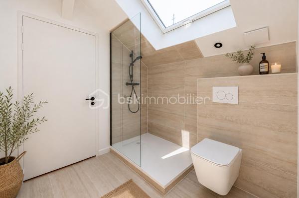 Découvrez cet appartement de type 4 pièces ( =3 chambres  ) en duplex , idéalement situé au dernier étage d’une résidence rénovée , à seulement quelques minutes du centre d’Annecy à pieds et à proximité immédiate des commodités, de la gare, des transports et des écoles.
Superficie de 85 m2 en loi carrez et 102 m2 au sol. 

Ce bien vous séduira par son cachet unique, ses prestations haut de gamme et sa rénovation complète, pensé pour allier confort moderne et sérénité au quotidien  :

	•	Agencement  fonctionnel et lumineux : une pièce de vie spacieuse avec accès sur un balcon avec vue sur le thiou , deux chambres confortables, une salle de bain contemporaine, toilettes séparés sur le premier niveau
                A l'étage, vous trouverez une superbe suite parentale+++

	•	Rénovation complète et soignée : matériaux de qualité et finitions impeccables.

	•	Résidence calme et entièrement rénovée, garantissant un cadre de vie agréable

Une grande cave est vendue avec le bien pour plus de confort. 

Possibilité de louer une ( ou plusieurs ) place de stationnement privative en face de la résidence. 

N’attendez plus pour découvrir ce bien ! 
Contact Séverine TOSI dès aujourd’hui pour plus d’informations ou pour planifier une visite privée.