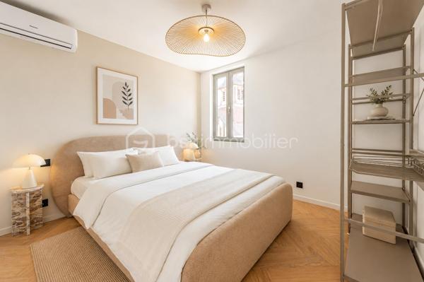 Découvrez cet appartement de type 4 pièces ( =3 chambres  ) en duplex , idéalement situé au dernier étage d’une résidence rénovée , à seulement quelques minutes du centre d’Annecy à pieds et à proximité immédiate des commodités, de la gare, des transports et des écoles.
Superficie de 85 m2 en loi carrez et 102 m2 au sol. 

Ce bien vous séduira par son cachet unique, ses prestations haut de gamme et sa rénovation complète, pensé pour allier confort moderne et sérénité au quotidien  :

	•	Agencement  fonctionnel et lumineux : une pièce de vie spacieuse avec accès sur un balcon avec vue sur le thiou , deux chambres confortables, une salle de bain contemporaine, toilettes séparés sur le premier niveau
                A l'étage, vous trouverez une superbe suite parentale+++

	•	Rénovation complète et soignée : matériaux de qualité et finitions impeccables.

	•	Résidence calme et entièrement rénovée, garantissant un cadre de vie agréable

Une grande cave est vendue avec le bien pour plus de confort. 

Possibilité de louer une ( ou plusieurs ) place de stationnement privative en face de la résidence. 

N’attendez plus pour découvrir ce bien ! 
Contact Séverine TOSI dès aujourd’hui pour plus d’informations ou pour planifier une visite privée.