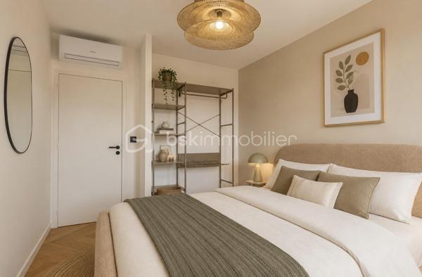 Découvrez cet appartement de type 4 pièces ( =3 chambres  ) en duplex , idéalement situé au dernier étage d’une résidence rénovée , à seulement quelques minutes du centre d’Annecy à pieds et à proximité immédiate des commodités, de la gare, des transports et des écoles.
Superficie de 85 m2 en loi carrez et 102 m2 au sol. 

Ce bien vous séduira par son cachet unique, ses prestations haut de gamme et sa rénovation complète, pensé pour allier confort moderne et sérénité au quotidien  :

	•	Agencement  fonctionnel et lumineux : une pièce de vie spacieuse avec accès sur un balcon avec vue sur le thiou , deux chambres confortables, une salle de bain contemporaine, toilettes séparés sur le premier niveau
                A l'étage, vous trouverez une superbe suite parentale+++

	•	Rénovation complète et soignée : matériaux de qualité et finitions impeccables.

	•	Résidence calme et entièrement rénovée, garantissant un cadre de vie agréable

Une grande cave est vendue avec le bien pour plus de confort. 

Possibilité de louer une ( ou plusieurs ) place de stationnement privative en face de la résidence. 

N’attendez plus pour découvrir ce bien ! 
Contact Séverine TOSI dès aujourd’hui pour plus d’informations ou pour planifier une visite privée.