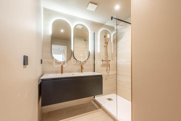Découvrez cet appartement de type 4 pièces ( =3 chambres  ) en duplex , idéalement situé au dernier étage d’une résidence rénovée , à seulement quelques minutes du centre d’Annecy à pieds et à proximité immédiate des commodités, de la gare, des transports et des écoles.
Superficie de 85 m2 en loi carrez et 102 m2 au sol. 

Ce bien vous séduira par son cachet unique, ses prestations haut de gamme et sa rénovation complète, pensé pour allier confort moderne et sérénité au quotidien  :

	•	Agencement  fonctionnel et lumineux : une pièce de vie spacieuse avec accès sur un balcon avec vue sur le thiou , deux chambres confortables, une salle de bain contemporaine, toilettes séparés sur le premier niveau
                A l'étage, vous trouverez une superbe suite parentale+++

	•	Rénovation complète et soignée : matériaux de qualité et finitions impeccables.

	•	Résidence calme et entièrement rénovée, garantissant un cadre de vie agréable

Une grande cave est vendue avec le bien pour plus de confort. 

Possibilité de louer une ( ou plusieurs ) place de stationnement privative en face de la résidence. 

N’attendez plus pour découvrir ce bien ! 
Contact Séverine TOSI dès aujourd’hui pour plus d’informations ou pour planifier une visite privée.