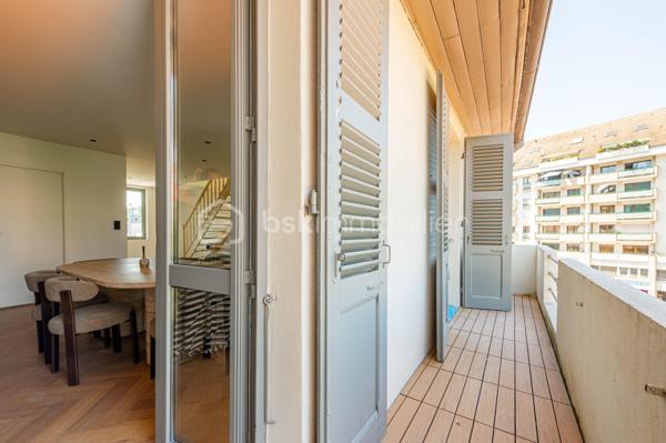 Découvrez cet appartement de type 4 pièces ( =3 chambres  ) en duplex , idéalement situé au dernier étage d’une résidence rénovée , à seulement quelques minutes du centre d’Annecy à pieds et à proximité immédiate des commodités, de la gare, des transports et des écoles.
Superficie de 85 m2 en loi carrez et 102 m2 au sol. 

Ce bien vous séduira par son cachet unique, ses prestations haut de gamme et sa rénovation complète, pensé pour allier confort moderne et sérénité au quotidien  :

	•	Agencement  fonctionnel et lumineux : une pièce de vie spacieuse avec accès sur un balcon avec vue sur le thiou , deux chambres confortables, une salle de bain contemporaine, toilettes séparés sur le premier niveau
                A l'étage, vous trouverez une superbe suite parentale+++

	•	Rénovation complète et soignée : matériaux de qualité et finitions impeccables.

	•	Résidence calme et entièrement rénovée, garantissant un cadre de vie agréable

Une grande cave est vendue avec le bien pour plus de confort. 

Possibilité de louer une ( ou plusieurs ) place de stationnement privative en face de la résidence. 

N’attendez plus pour découvrir ce bien ! 
Contact Séverine TOSI dès aujourd’hui pour plus d’informations ou pour planifier une visite privée.