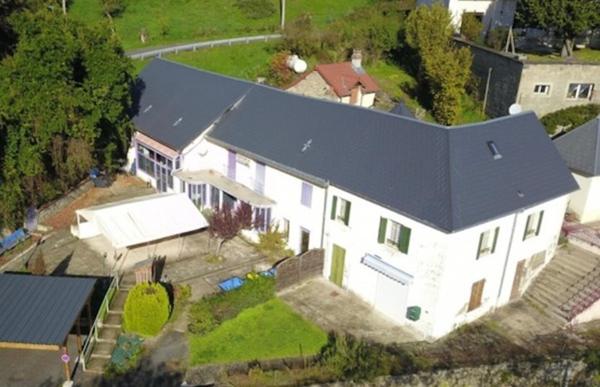 Bâtiment avec 3 appartements et maisonette à côté de la Sioule