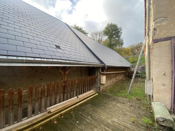 Bâtiment avec 3 appartements et maisonette à côté de la Sioule