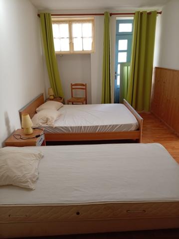 Bâtiment avec 3 appartements et maisonette à côté de la Sioule