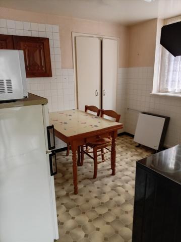 Bâtiment avec 3 appartements et maisonette à côté de la Sioule