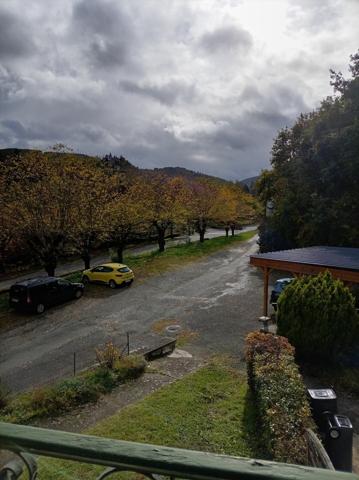 Bâtiment avec 3 appartements et maisonette à côté de la Sioule