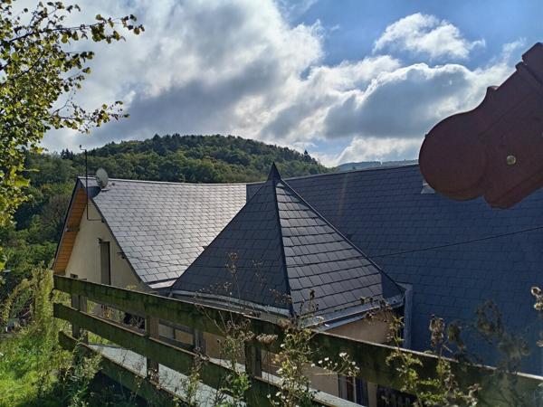 Bâtiment avec 3 appartements et maisonette à côté de la Sioule