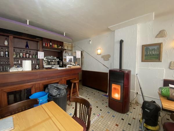 Bâtiment avec 3 appartements et maisonette à côté de la Sioule