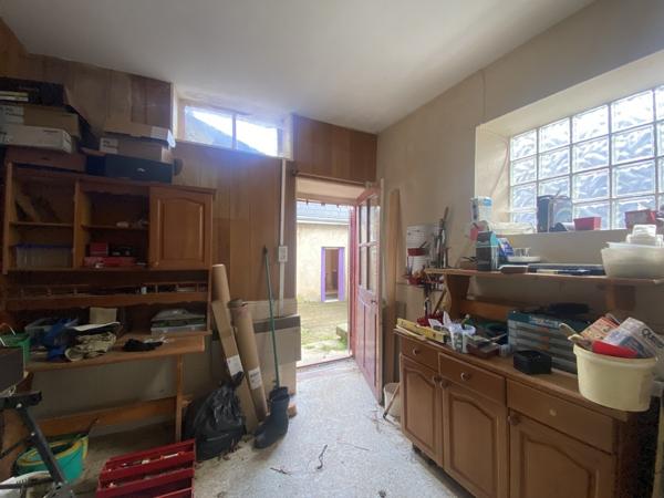 Bâtiment avec 3 appartements et maisonette à côté de la Sioule