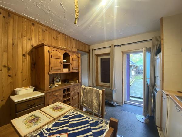 Bâtiment avec 3 appartements et maisonette à côté de la Sioule