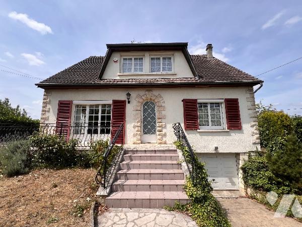 A vendre à Soissons, maison avec chambres et commodités rez-de-chaussée.