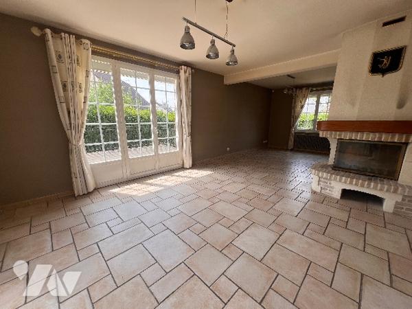 A vendre à Soissons, maison avec chambres et commodités rez-de-chaussée.