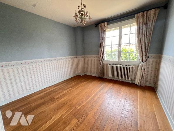 A vendre à Soissons, maison avec chambres et commodités rez-de-chaussée.