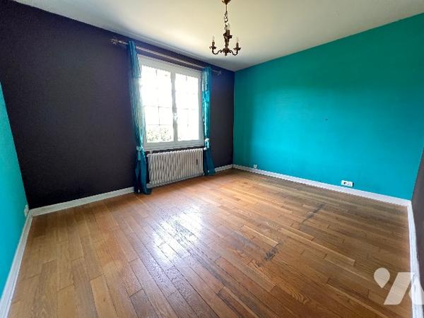 A vendre à Soissons, maison avec chambres et commodités rez-de-chaussée.