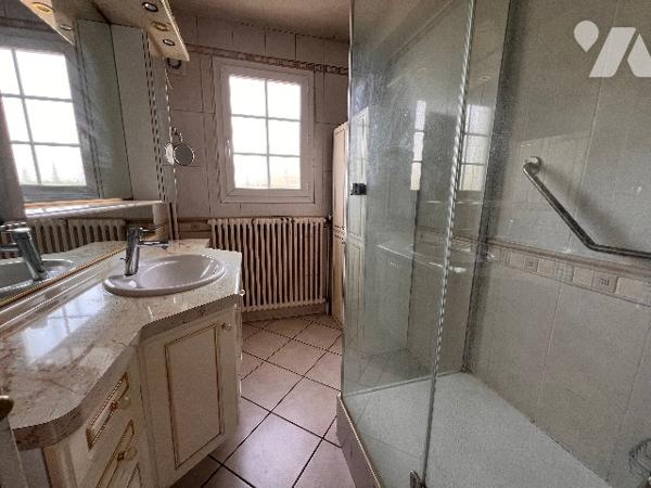 A vendre à Soissons, maison avec chambres et commodités rez-de-chaussée.